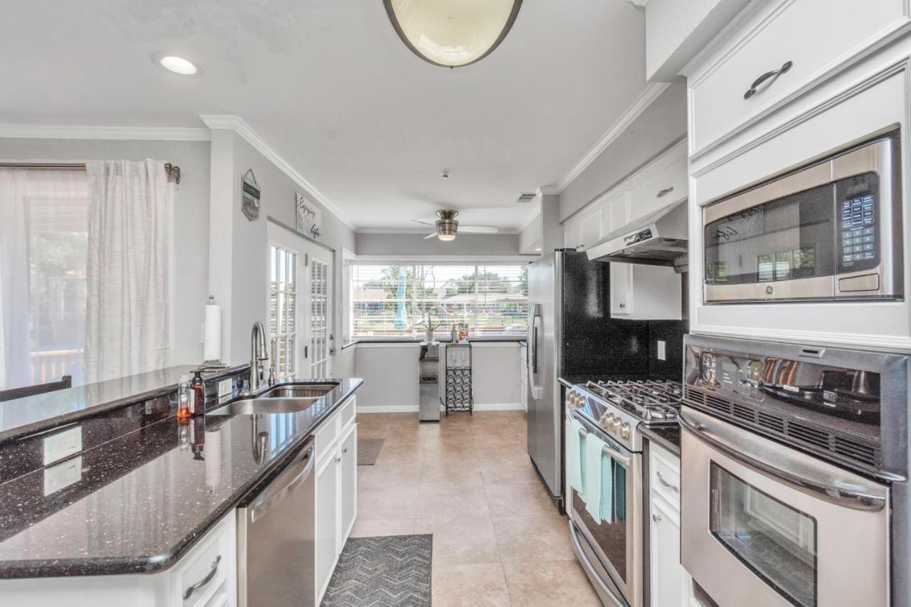 Beauty On The Water! Lake House Near The Beaches! Galveston Exteriör bild
