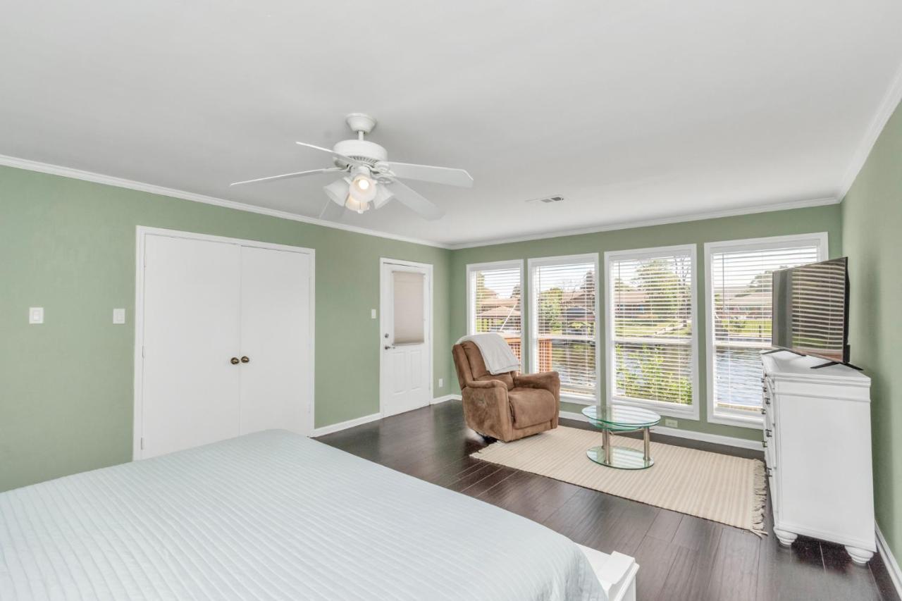 Beauty On The Water! Lake House Near The Beaches! Galveston Exteriör bild
