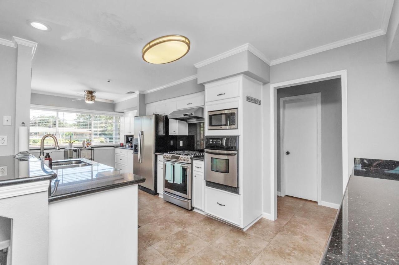 Beauty On The Water! Lake House Near The Beaches! Galveston Exteriör bild